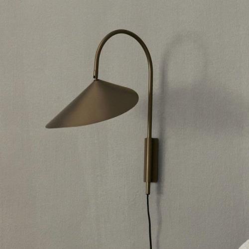 ferm LIVING Arum Svingbar vegglampe, bronse, 47 cm, støpsel