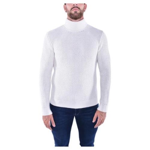 Tettstrikket turtleneck genser i krem