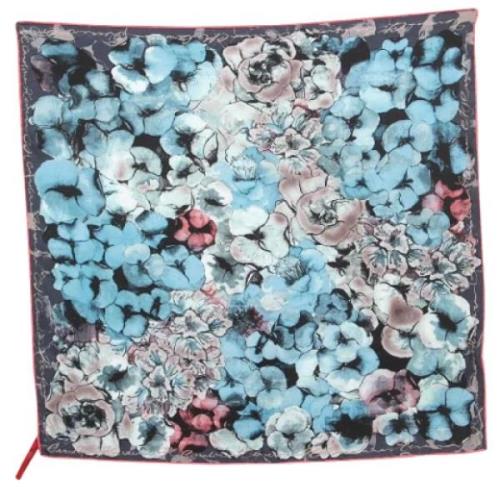 Pre-owned Silk scarves