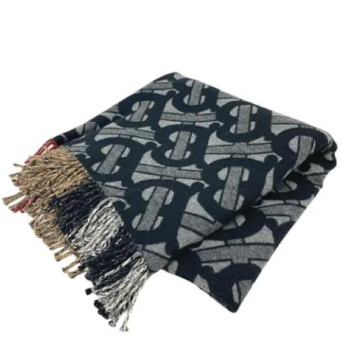 Pre-owned Fabric scarves